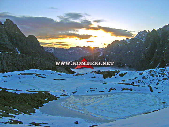 Замёрзшие озёра Laghi dei Piani (Bodenseen) под плато Тре Чиме ди Лаваредо